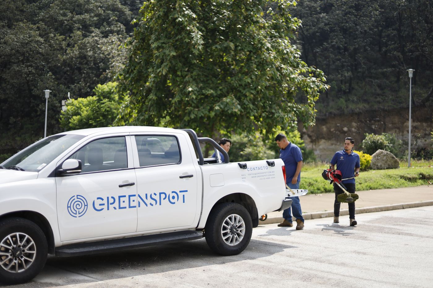 Equipo Greenspot con unidad en campo
